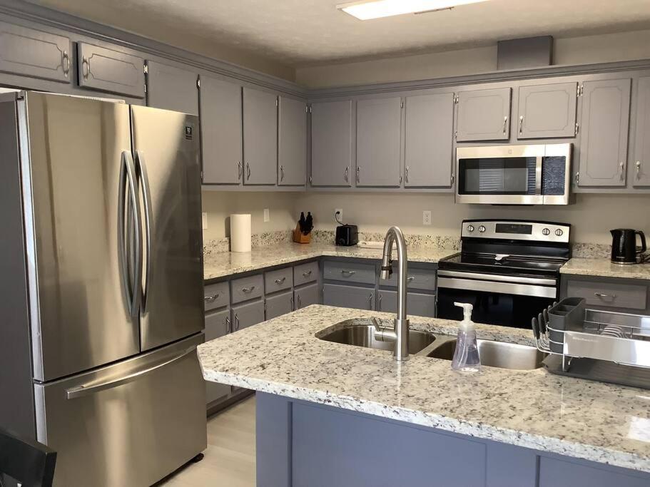 Cheerful 2-bedroom 2 Bath Entire West Roma